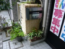 店頭用ポスト脇