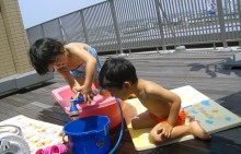 ルーフバルコニーで水遊び