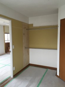 洋室ハンガーパイプ工事中