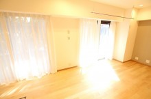 南側バルコニーから陽の光が燦々と降り注がれます。