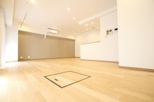 木の質感を生かした明るいリビング