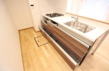 食洗器、浄水器一体型の多機能キッチンは収納も豊富です。