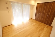 大きな掃き出し窓がある洋室